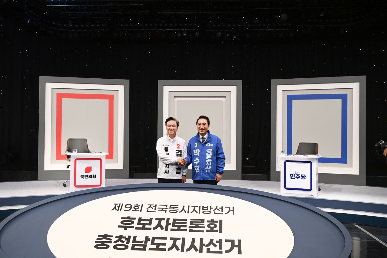 6.3지방선거 충남지사에 출마한 더불어민주당 박수현 후보(오른쪽)와 국민의힘 김태흠 후보가 27일 오전 TJB대전방송 공개홀에서 열린 TV토론회를 앞두고 악수하고 있다. [사진 김태흠 캠프]