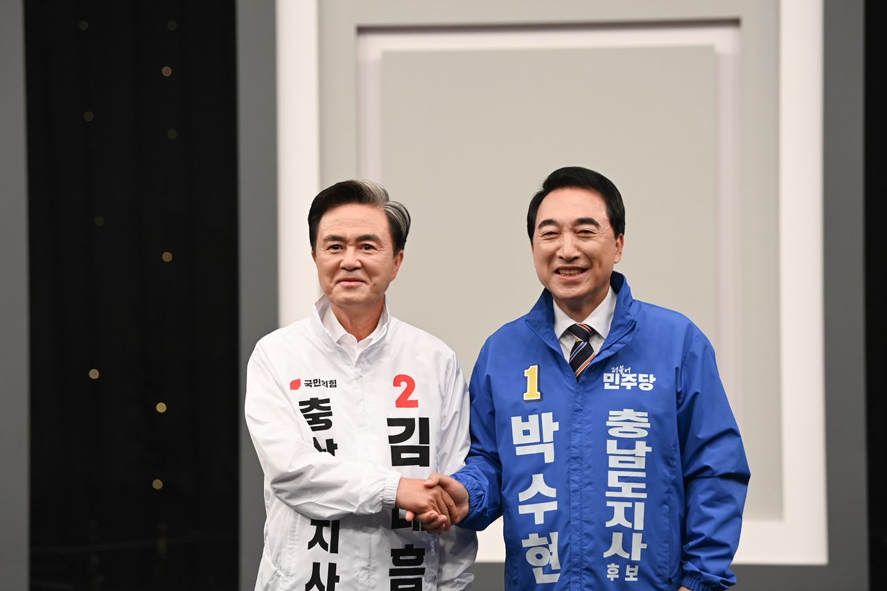 6.3지방선거 충남지사에 출마한 더불어민주당 박수현 후보(오른쪽)와 국민의힘 김태흠 후보가 27일 오전 TJB대전방송 공개홀에서 열린 TV토론회를 앞두고 악수하고 있다. [사진 김태흠 후보 캠프]
