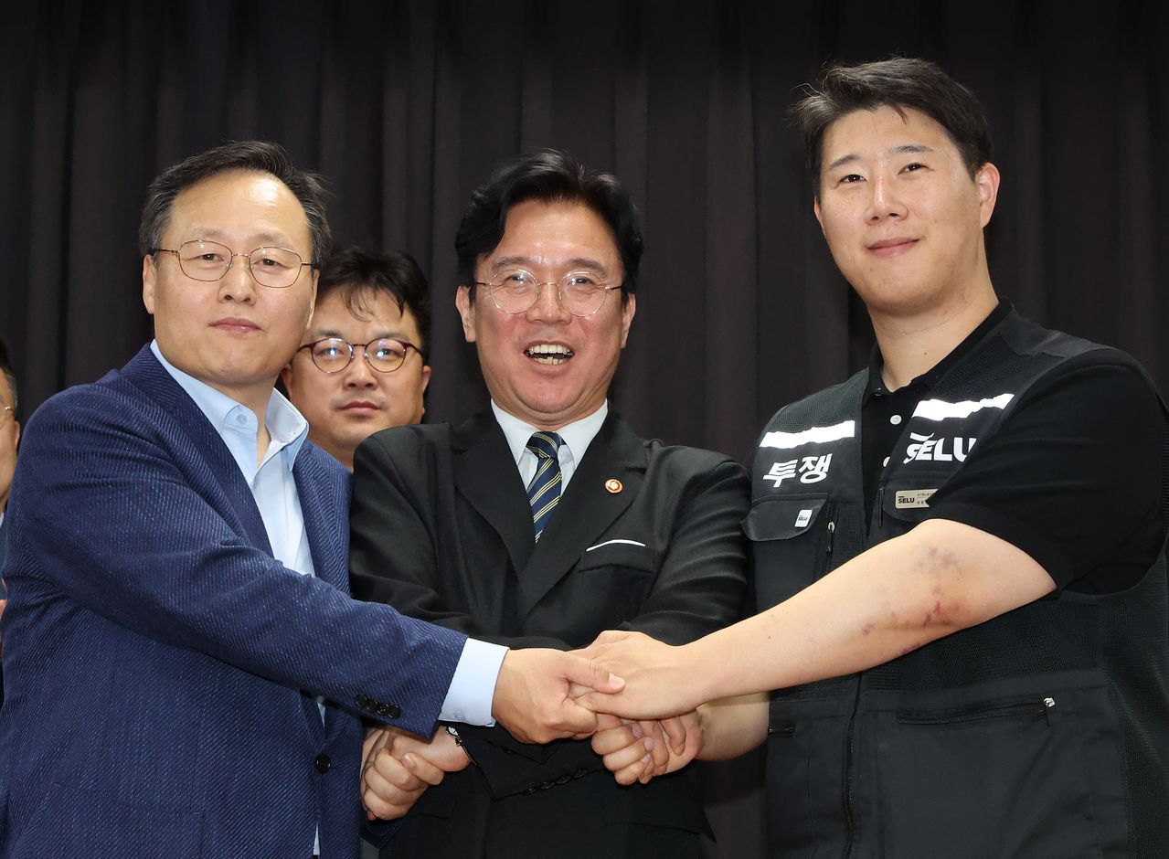 민노총위원장 출신인 김영훈 고용노동부 장관(가운데)이 지난 20일 경기고용노동청에서 삼성전자 노사의 잠정 임금협상안이 타결되자 환하게 웃고 있다. 왼쪽은 여명구 삼성전자 DS 피플팀장, 오른쪽은 최승호 삼성그룹 초기업노동조합 삼성전자지부 위원장. [중앙포토]
