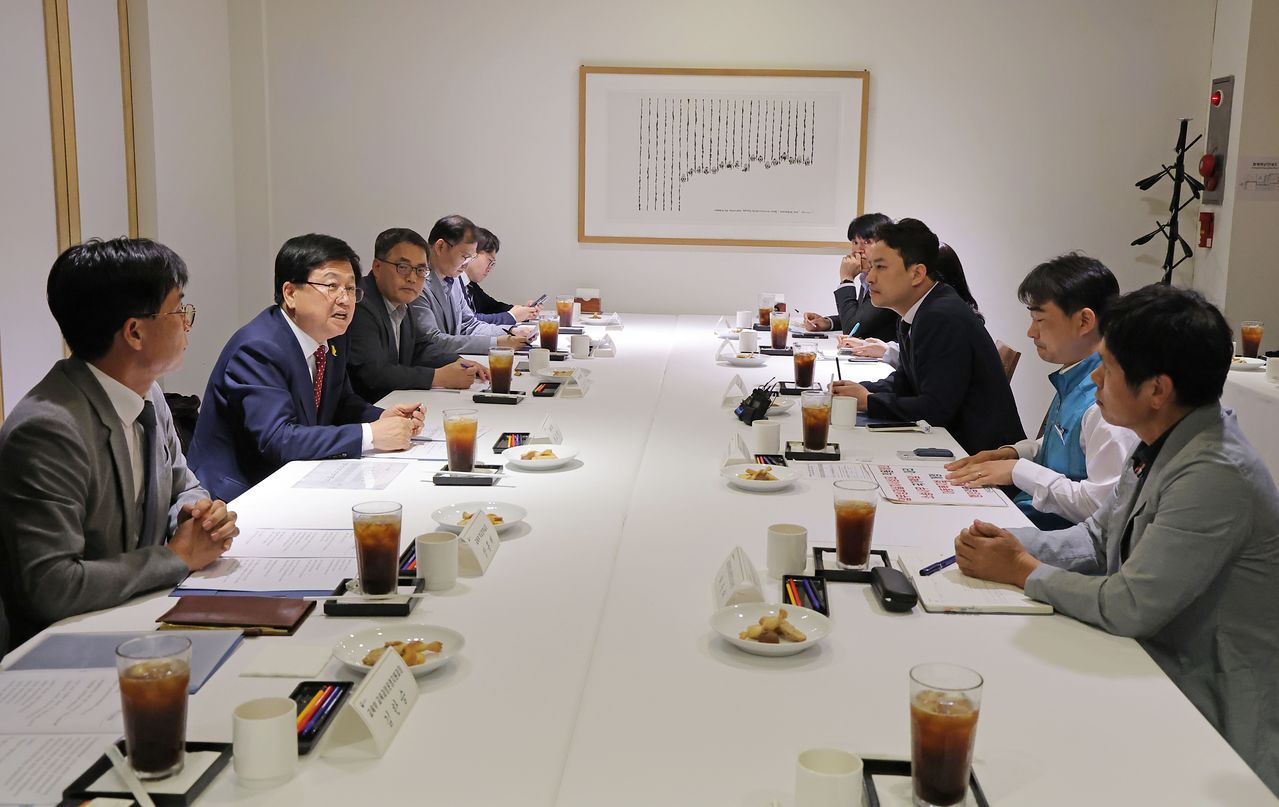 지난 21일 서울 중구의 한 식당에서 최교진 교육부 장관(왼쪽에서 둘째)이 교원단체 관계자들과 현장체험학습 지원 방안을 논의하고 있다. 연합뉴스