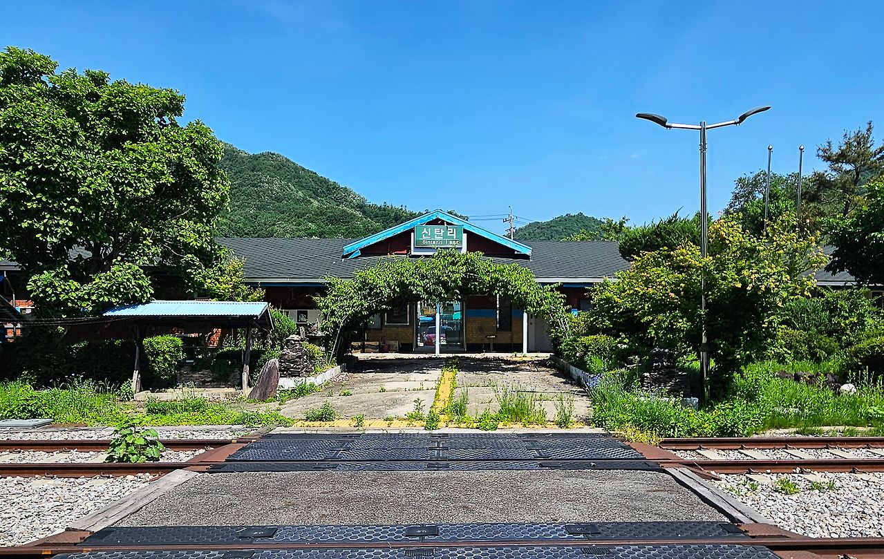 경원선 신탄리역. 지금은 기차가 다니지 않는 폐역이다. 