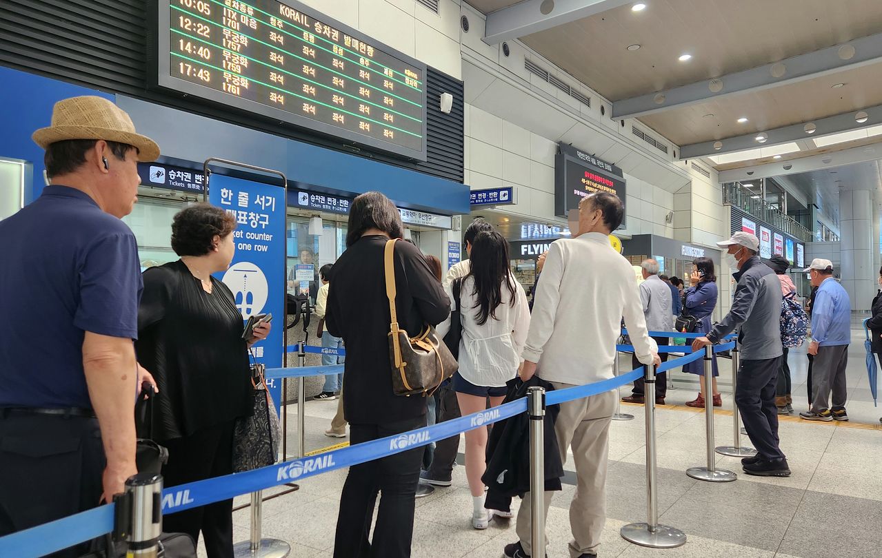 지난 27일 대전 동구 대전역 승차권 변경·반환 창구에 대기 줄이 늘어선 모습. 코레일은 지난 26일 서울에서 발생한 서소문 고가차도 일부 붕괴 사고에 따라 KTX를 비롯한 열차 운행을 조정했다. 연합뉴스