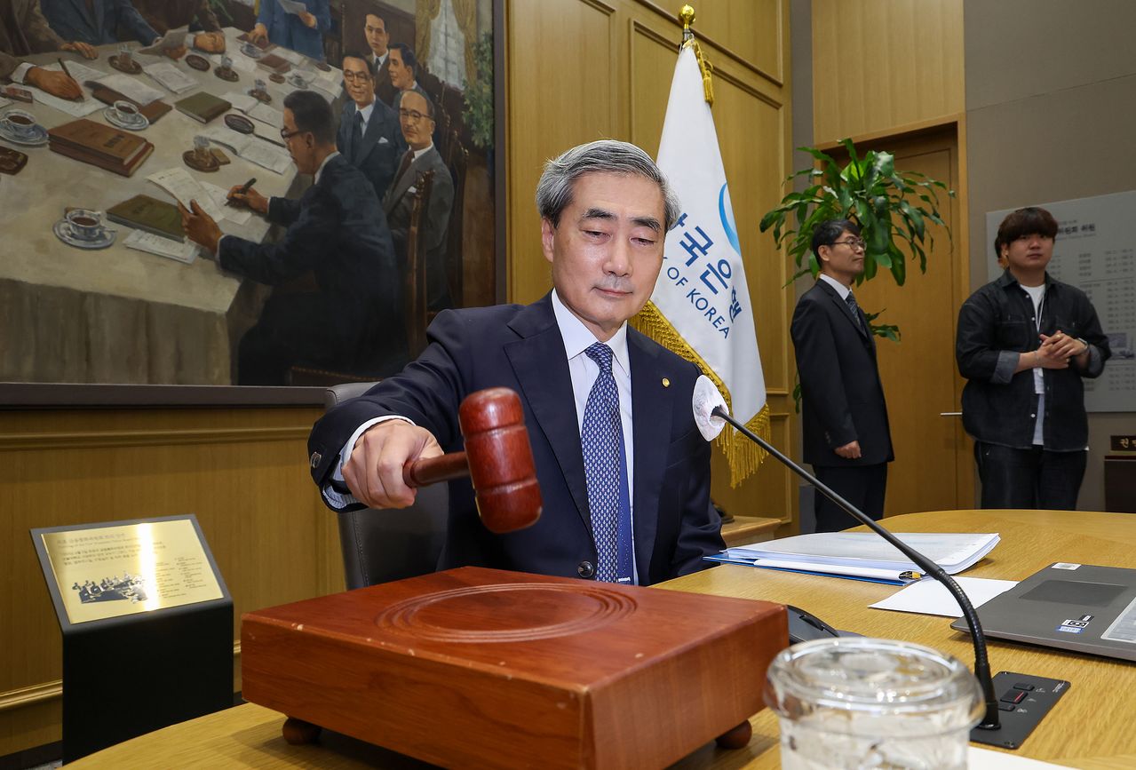 신현송 한국은행 총재가 28일 오전 서울 중구 한국은행에서 열린 금융통화위원회 본회의에 참석해 의사봉을 두드리고 있다. 우상조 기자
