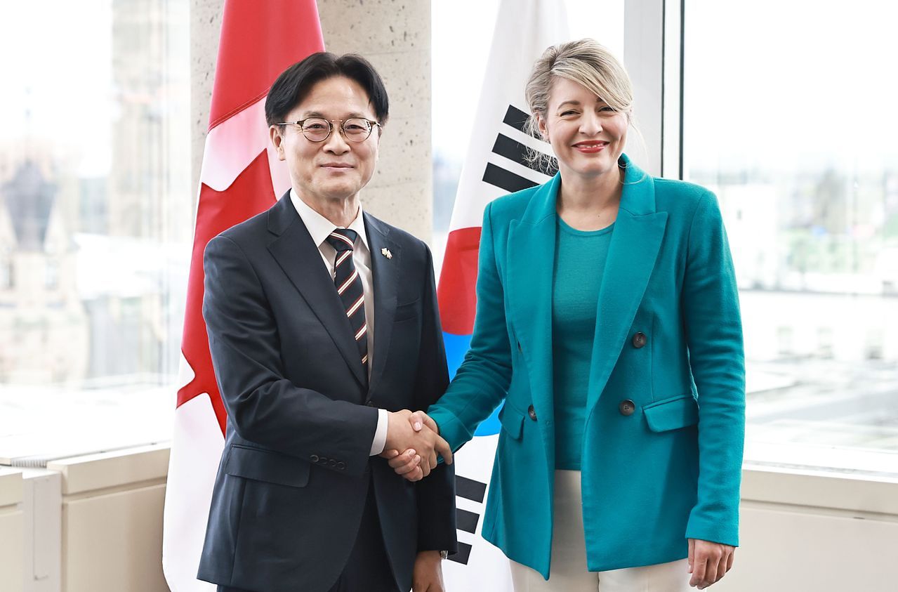 김정관 산업통상부 장관이 지난 5일(현지시간) 캐나다 오타와에서 멜라니 졸리 캐나다 산업부 장관과 기념 촬영을 하고 있다. 산업통상부 제공