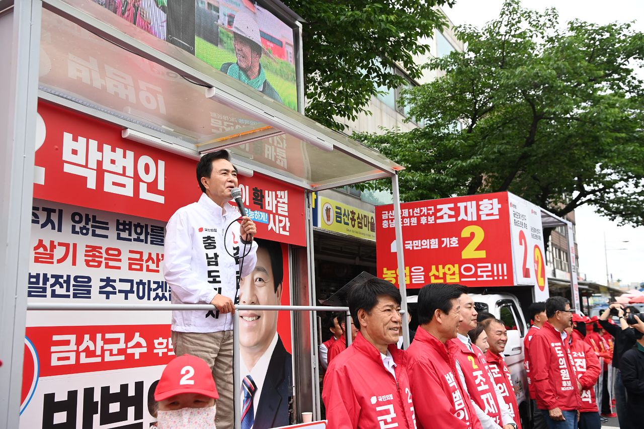 국민의힘 김태흠 충남지사 후보가 27일 충남 금산에서 유권자들에게 지지를 호소하고 있다. [사진 김태흠 후보]