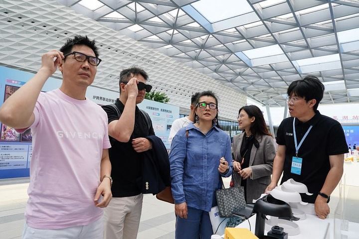 몇몇 관람객이 지난 16일 안후이(安徽)성 우후(蕪湖)시 선산(神山)인텔리전스밸리 입주 기업들이 개발한 인공지능(AI) 안경을 체험하고 있다. 신화통신