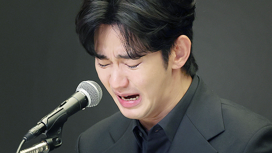 배우 김수현씨 소속사는 27일 가로세로연구소 김세의 대표가 구속되자 "마침내 법이 정한 절차와 철저한 수사를 통해 진실을 증명하게 됐다"며 입장문을 냈다. 사진은 김수현씨가 지난해 3월 기자회견에서 여배우 사망 관련 의혹을 해명하며 울부짖는 모습. [뉴스1]