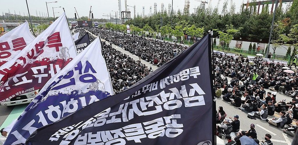 지난 4월 23일 삼성전자 평택캠퍼스 앞에서 노조 공동투쟁본부의 결의대회가 열리고 있다. N% 성과급 도미노로 인해 '망국적 한국병'이 산업 전반에 번질 수 있다는 우려가 제기되고 있다. [공동취재, 연합뉴스]