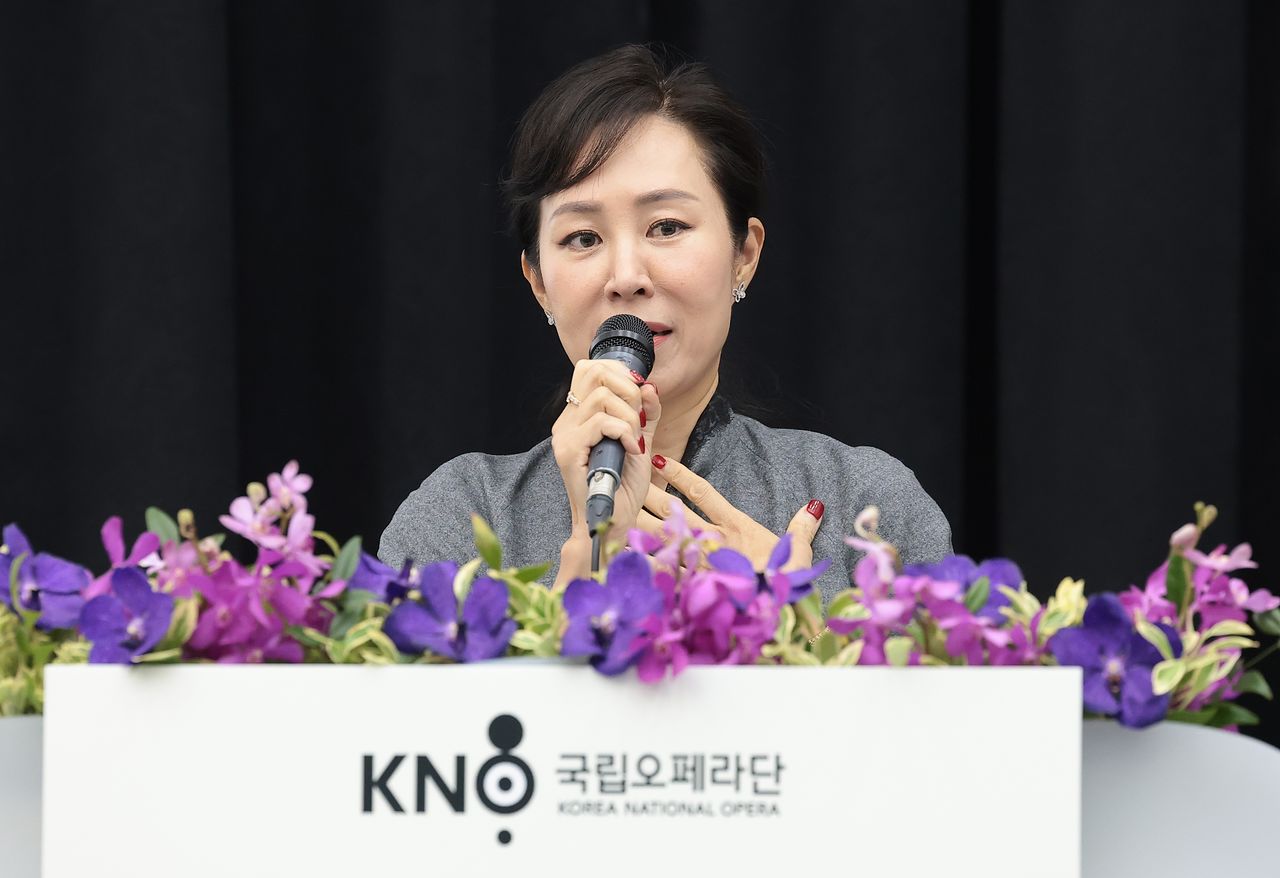 박혜진 국립오페라단 신임 단장 겸 예술감독이 28일 서울 서초구 예술의전당 N스튜디오에서 열린 기자간담회에서 취재진 질문에 답하고 있다. [사진 뉴스1]