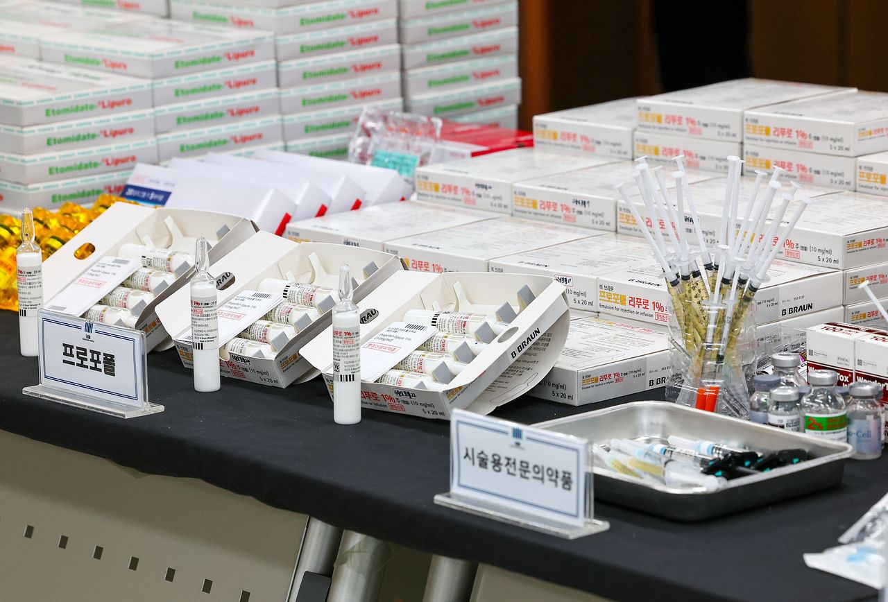 지난 2024년 11월 서울중앙지방검찰청에서 열린 프로포폴 등 불법투약 전문 의료기관 적발 브리핑에 의약품, 의료폐기물 등 압수품들이 놓여있다. 연합뉴스