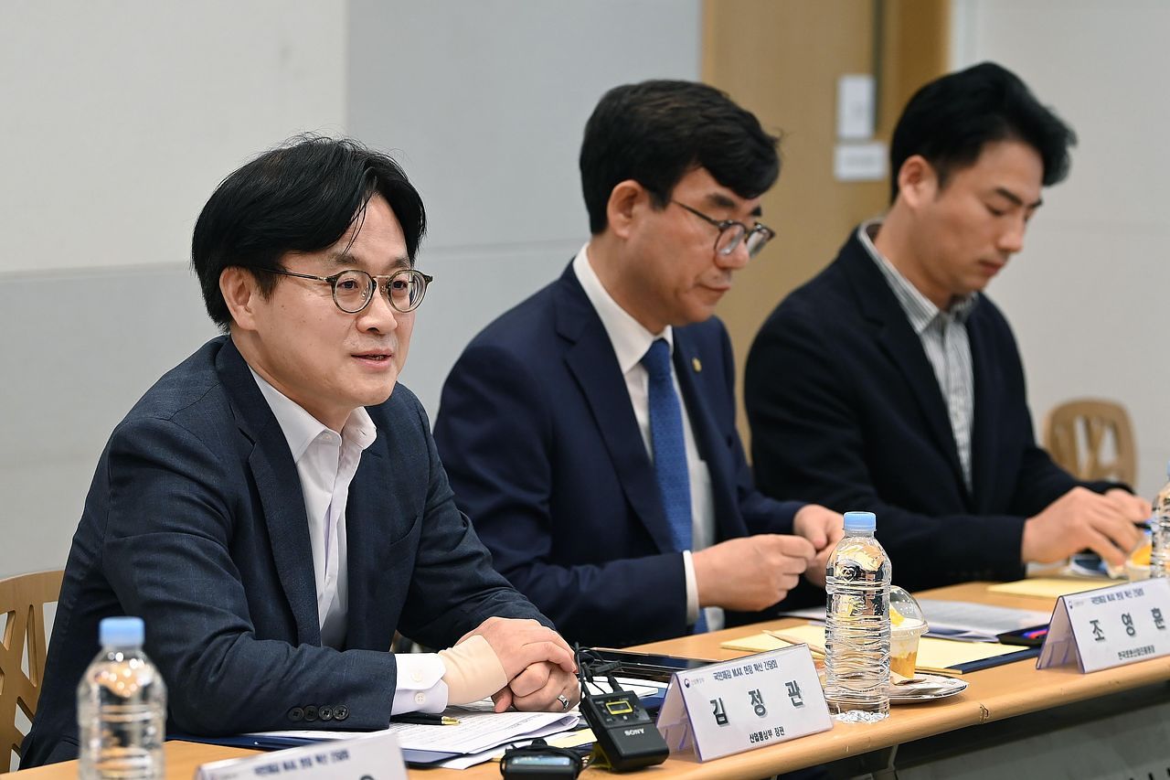 김정관 산업통상부 장관이 27일 성심당 롯데백화점 대전점에서 열린 국민체감 제조 AI 현장 확산 간담회에서 M.AX 확산 방안 등을 논의하고 있다. 연합뉴스