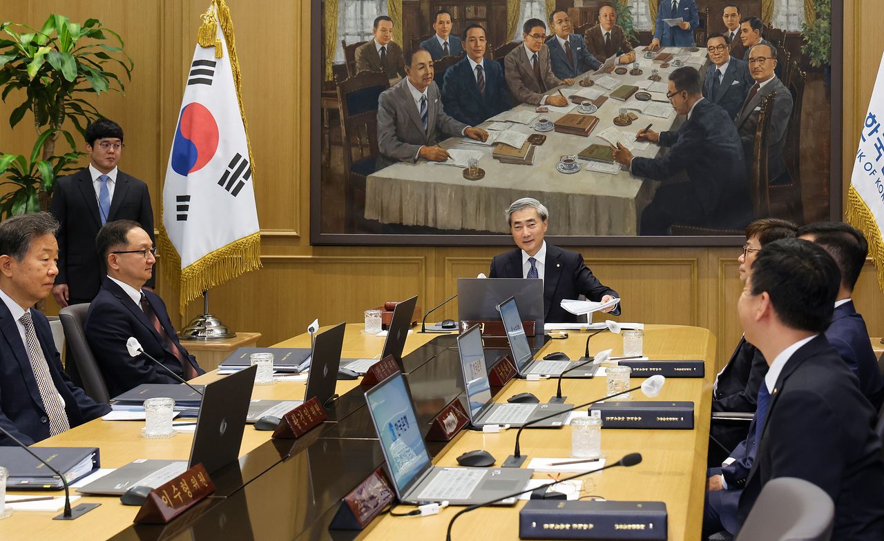 신현송 한국은행 총재가 28일 오전 서울 중구 한국은행에서 열린 금융통화위원회 본회의를 주재하고 있다. 뉴스1