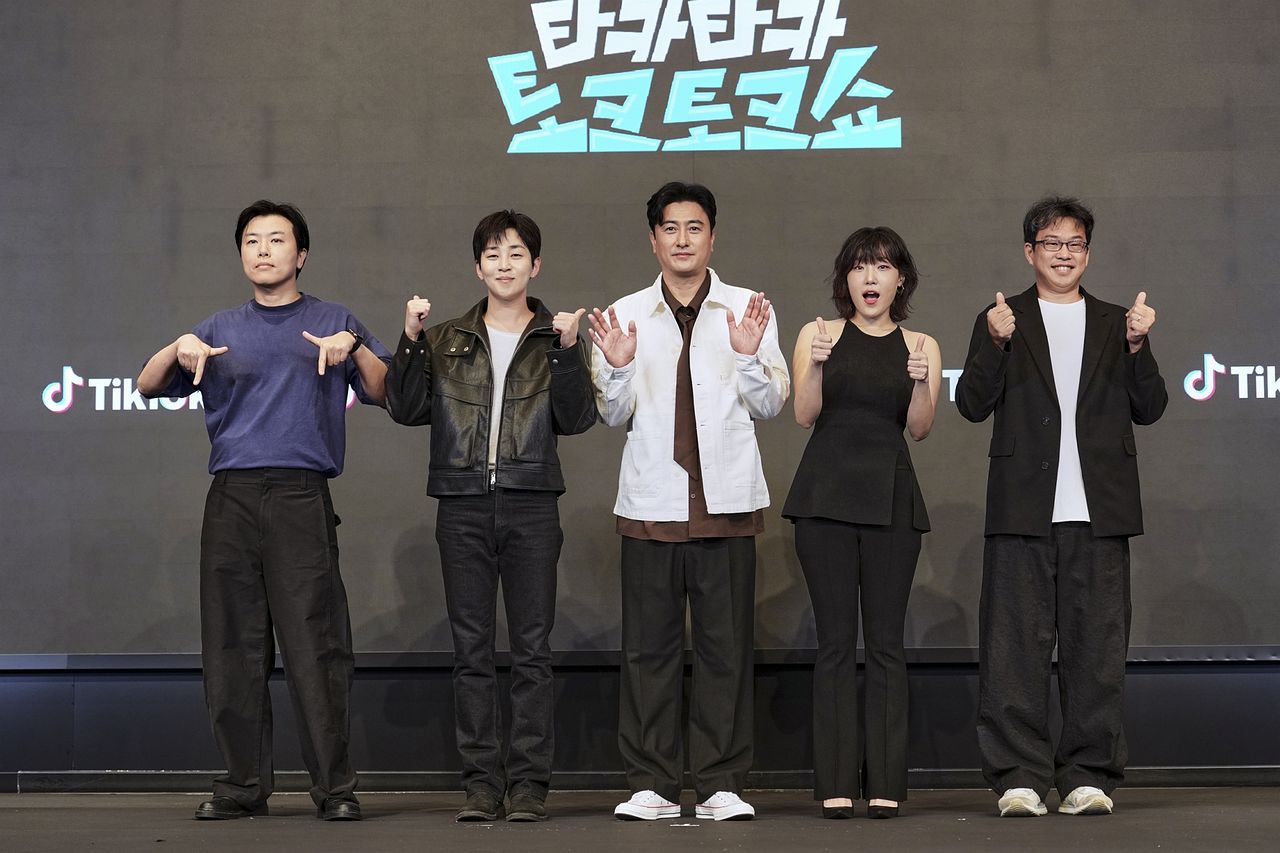 지난 21일 서울 구로구 더링크호텔에서 틱톡 오리지널 예능 '티키티키 타카타카 토크토크쇼' 제작발표회가 열렸다. 왼쪽부터 김동욱 PD, 딘딘, 안정환, 이은지, 윤철 틱톡코리아 뉴스앤드스포츠 총괄. [사진 틱톡]