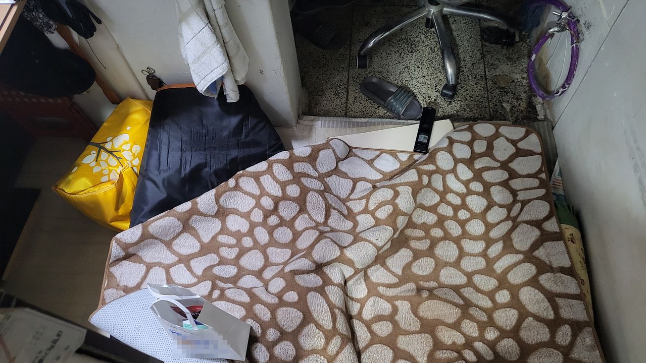 충남 서산시 한 아파트 경비실에서 70대 경비원이 숨진 일과 관련해 고인이 근무하던 경비실 바닥에 스티로폼과 담요가 깔려 있는 모습. 민주노총 서산태안위원회=연합뉴스