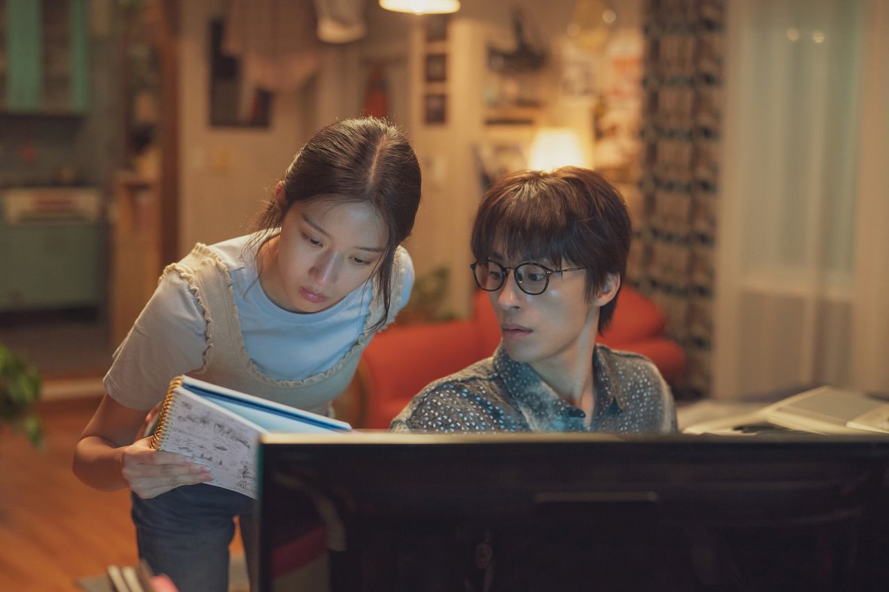영화 ‘만약에 우리’에서 첫사랑 정원(문가영)과 20대를 보내는 은호(구교환)의 모습. [사진 쇼박스]