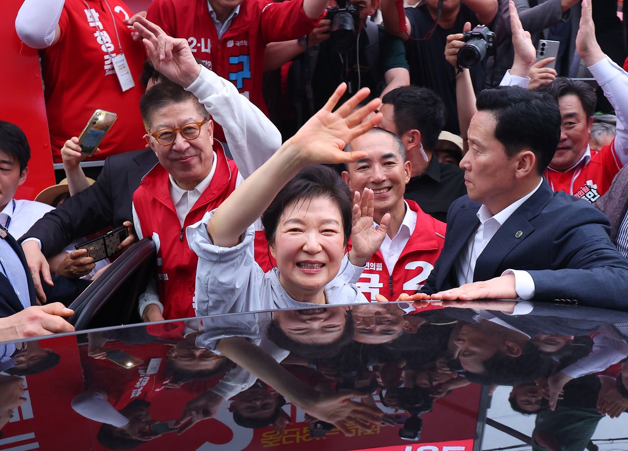 박근혜 전 대통령, 박형준 국민의힘 부산시장 후보, 박민식 국민의힘 부산 북구갑 후보가 27일 부산 기장시장을 방문해 지지를 호소하고 있다. 송봉근 객원기자