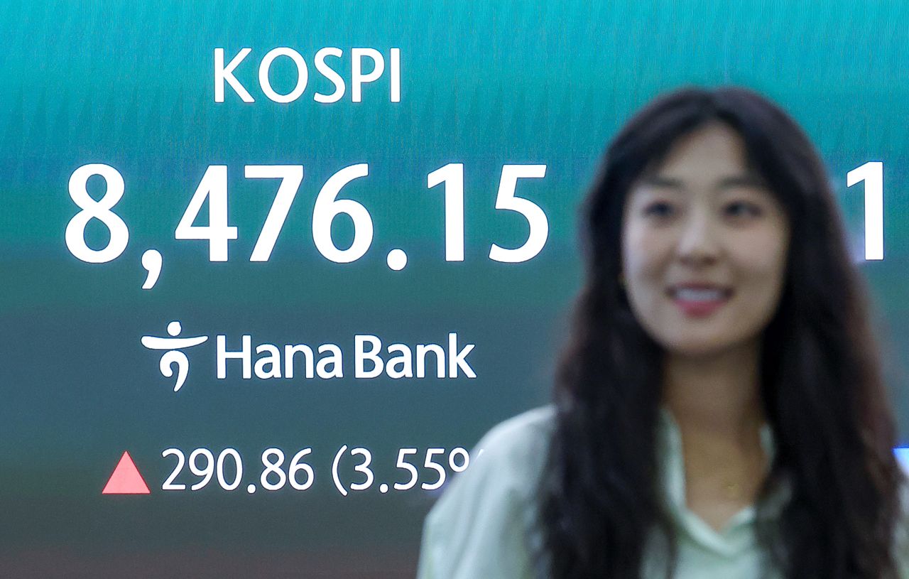 코스피 지수가 29일 전일 대비 3.55% 상승해 8476.15를 기록하며 사상 최고 기록을 갈아치웠다. 뉴스1