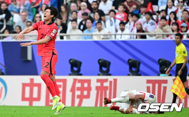 [OSEN=도하(카타르), 지형준 기자] 위르겐 클린스만감독이 이끄는 대한민국 축구대표팀은 20일 오후 8시 30분(이하 한국시간) 카타르 도하알투마마 스타디움에서 열린 요르단과 2023 아시아축구연맹(AFC) 카타르 아시안컵 조별리그 E조 2차전에서2-2로 비겼다.후반 대한민국 설영우가 파울을 범하고 있다.  2024.01.20 /jpnews@osen.co.kr