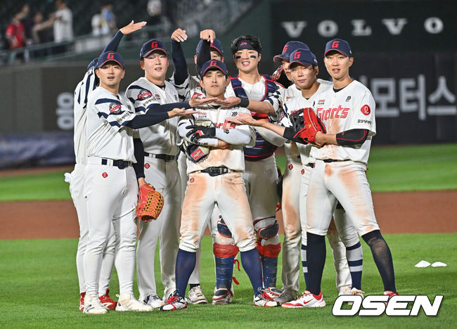 [OSEN=부산, 이석우 기자] 28일 부산 사직야구장에서 2026 신한 SOL KBO 리그 롯데 자이언츠와 LG 트윈스의 경기가 열렸다. 홈팀 롯데는 김진욱이, 방문팀 LG는 이정용이 선발 출전했다.롯데 자이언츠 황성빈과 선수들이 LG 트윈스에 8-5로 승리한 후 기념촬영을 하고 있다. 2026.05.28 / foto0307@osen.co.kr
