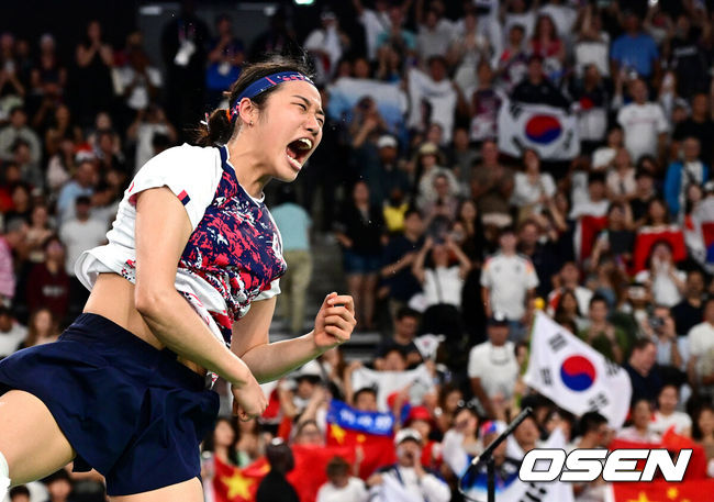 [OSEN=파리(프랑스), 최규한 기자] '셔틀콕 여제' 안세영(22, 삼성생명)이 꿈에 그리던 올림픽 금메달을 목에 걸었다.세계 랭킹 1위 안세영은5일 오후(한국시간) 프랑스 파리 포르트 드 라샤펠 경기장에서 열린 2024 파리올림픽 배드민턴 여자 단식 결승전에서 랭킹 9위 허빙자오(중국)를 2-0으로 꺾고 금메달을 획득 했다. 한국 안세영이 금메달을 확정지은 뒤 포효하고 있다. 2024.08.05 / dreamer@osen.co.kr