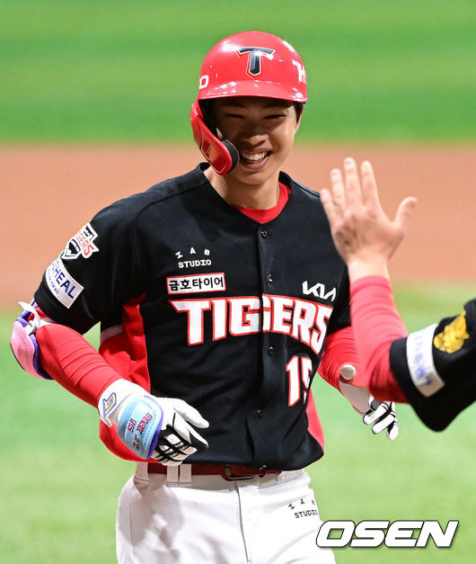 [OSEN=고척, 지형준 기자] 27일 오후 서울 고척스카이돔에서 2026 신한 SOL KBO리그 키움 히어로즈와 KIA 타이거즈의 경기가 열렸다.이날 키움은 라울 알칸타라, KIA는 제임스 네일을 선발로 내세웠다.1회초 무사에서 KIA 박재현이 선두타자 초구 홈런을 날리며 기뻐하고 있다. 2026.05.27/ jpnews@osen.co.kr
