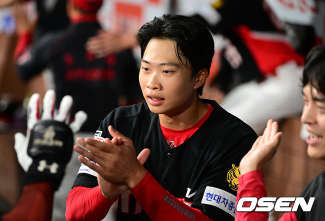 [OSEN=고척, 지형준 기자] 27일 오후 서울 고척스카이돔에서 2026 신한 SOL KBO리그 키움 히어로즈와 KIA 타이거즈의 경기가 열렸다.이날 키움은 라울 알칸타라, KIA는 제임스 네일을 선발로 내세웠다.8회초 2사 만루에서 KIA 박재현이 나성범이 싹쓸이 3타점 적시 2루타에 기뻐하고 있다. 2026.05.27/ jpnews@osen.co.kr