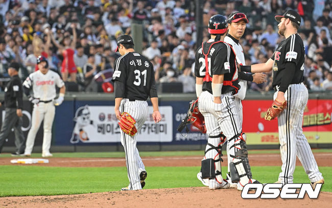 [OSEN=부산, 이석우 기자] 28일 부산 사직야구장에서 2026 신한 SOL KBO 리그 롯데 자이언츠와 LG 트윈스의 경기가 열렸다. 홈팀 롯데는 김진욱이, 방문팀 LG는 이정용이 선발 출전했다.LG 트윈스 이정용이 3회말 교체되고 있다. 2026.05.28 / foto0307@osen.co.kr