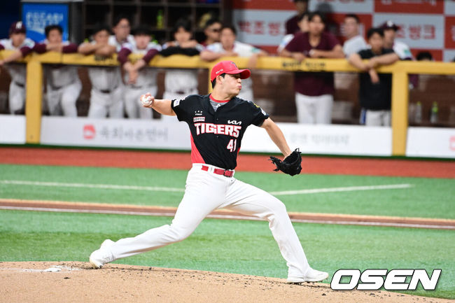 [OSEN=고척, 지형준 기자] 28일 오후 서울 고척스카이돔에서 2026 신한 SOL KBO리그 키움 히어로즈와 KIA 타이거즈의 경기가 열렸다.이날 키움은 케니 로젠버그, KIA는 황동하를 선발로 내세웠다.2회말 KIA 황동하가 역투하고 있다. 2026.05.28/ jpnews@osen.co.kr