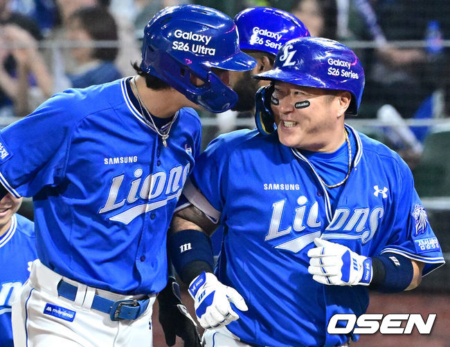[OSEN=인천, 최규한 기자] 28일 인천 SSG랜더스필드에서 ‘2026 신한 SOL Bank KBO리그’ SSG 랜더스와 삼성 라이온즈의 경기가 열렸다.홈팀 SSG는 히라모토 긴지로, 방문팀 삼성은 최원태를 선발로 내세웠다.7회초 1사 1, 2루 상황 삼성 최형우가 달아나는 우월 스리런포를 날리고 홈을 밟은 뒤 구자욱과 기뻐하고 있다. 2026.05.28 / dreamer@osen.co.kr
