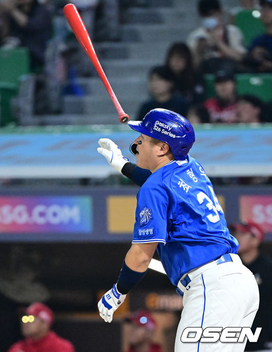 [OSEN=인천, 최규한 기자] 28일 인천 SSG랜더스필드에서 ‘2026 신한 SOL Bank KBO리그’ SSG 랜더스와 삼성 라이온즈의 경기가 열렸다.홈팀 SSG는 히라모토 긴지로, 방문팀 삼성은 최원태를 선발로 내세웠다.7회초 1사 1, 2루 상황 삼성 최형우가 달아나는 우월 스리런포를 날리고 있다. 2026.05.28 / dreamer@osen.co.kr