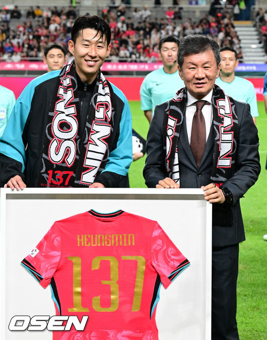 [OSEN=서울월드컵경기장, 조은정 기자]한국 축구가 안방에서 '남미 강호' 파라과이를 물리치며 사상 최초의 2026 국제축구연맹(FIFA) 북중미 월드컵 포트 2 확보에 청신호를 켰다.한국 축구대표팀은 14일 오후 8시서울월드컵경기장에서 열린 A매치친선 경기에서 파라과이를 2-0으로 제압했다. 지난 10일 일본 원정에서 2-2로 비기고 온 파라과이는 한국에 덜미를 잡히며 10월 아시아 투어를 1무 1패로 마감하게 됐다.손흥민이 A매치 최다 출장 기념 유니폼을 들고 대한축구협회 정몽규 회장과 포즈를 취하고 있다. 2025.10.14 /cej@osen.co.kr