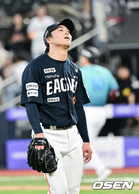 [OSEN=수원, 박준형 기자] 15일 오후 수원KT위즈파크에서 2026 신한 SOL KBO 리그 KT 위즈와 한화 이글스의 경기가 진행됐다.이날 경기에서 KT는 고영표를, 한화는 왕옌청을 선발투수로 내세웠다.4회말 동점 허용했지만 만루 실점 위기 넘긴 한화 왕옌청이 더그아웃으로 들어가고 있다.   2026.05.15 / soul1014@osen.co.kr