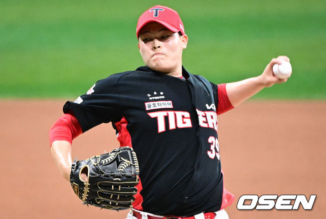 [OSEN=고척, 조은정 기자]26일 오후 서울 고척스카이돔에서 2026 신한 SOL KBO 리그 키움 히어로즈와 KIA 타이거즈의 경기가 열렸다.이날 경기에 키움은 안우진을, KIA는 김태형을 선발투수로 내세웠다.8회말 KIA 최지민이 역투하고 있다. 2026.05.26 /cej@osen.co.kr