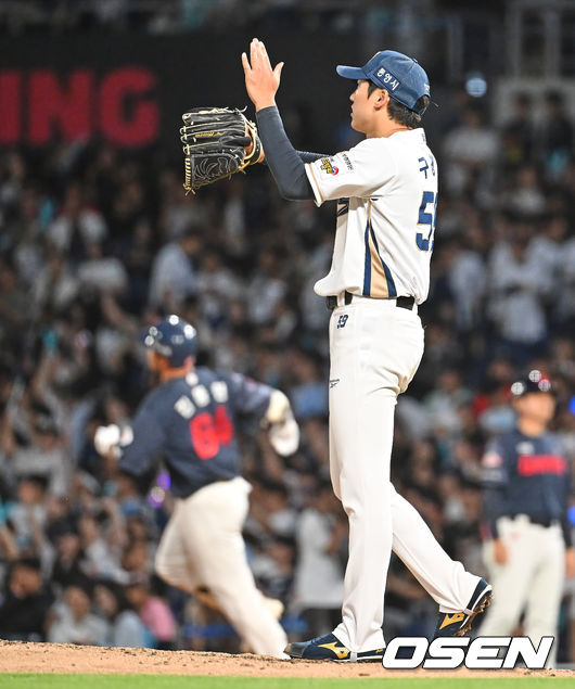 [OSEN=창원, 이석우 기자] 29일 창원NC파크에서 2026 신한 SOL KBO 리그 NC 다이노스와 롯데 자이언츠의 경기가 열렸다. NC 다이노스 선발투수 구창모가 8회초 롯데 자이언츠 김동현의 타구를 잡은 박건우에게 감사하고 있다. 2026.05.29 / foto0307@osen.co.kr