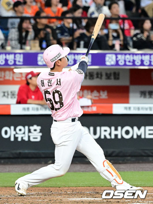 [OSEN=대전, 지형준 기자] 29일 대전 한화생명 볼파크에서 2026 신한 SOL KBO리그 한화 이글스와 SSG 랜더스의 경기가 열렸다.한화는 화이트, SSG은 최원준을 선발로 내세웠다.5회말 무사 1루에서 한화 허인서가 선제 좌월 투런포를 날리고 있다. 2026.05.29/ jpnews@osen.co.kr