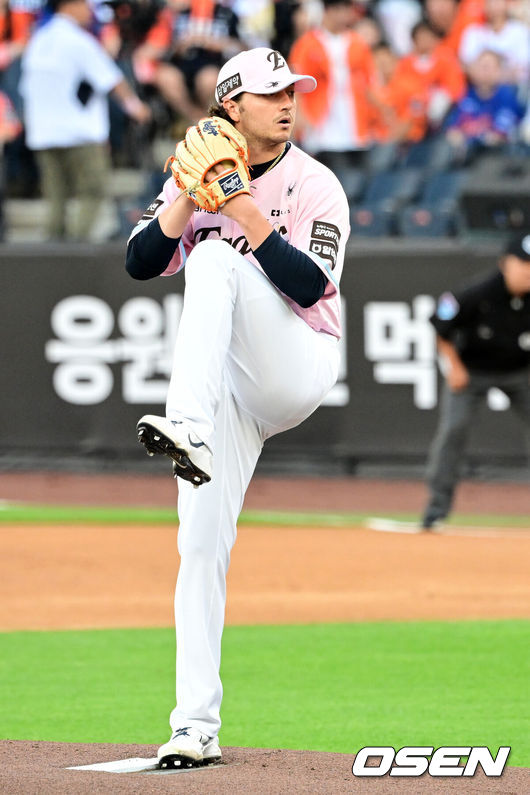 [OSEN=대전, 지형준 기자] 29일 대전 한화생명 볼파크에서 2026 신한 SOL KBO리그 한화 이글스와 SSG 랜더스의 경기가 열렸다.한화는 화이트, SSG은 최원준을 선발로 내세웠다.1회초 한화 화이트가 역투하고 있다. 2026.05.29/ jpnews@osen.co.kr