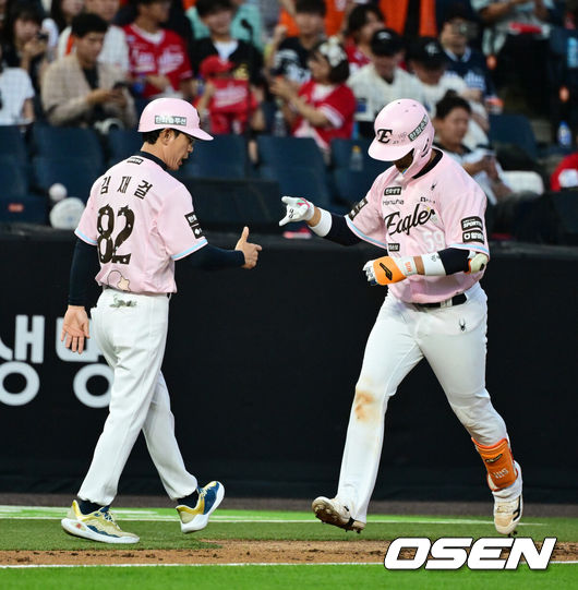 [OSEN=대전, 지형준 기자] 29일 대전 한화생명 볼파크에서 2026 신한 SOL KBO리그 한화 이글스와 SSG 랜더스의 경기가 열렸다.한화는 화이트, SSG은 최원준을 선발로 내세웠다.5회말 무사 1루에서 한화 허인서가 선제 좌월 투런포를 날리며 김재걸 코치와 기뻐하고 있다. 2026.05.29/ jpnews@osen.co.kr