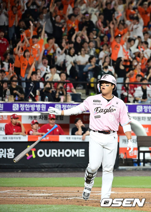 [OSEN=대전, 지형준 기자] 29일 대전 한화생명 볼파크에서 2026 신한 SOL KBO리그 한화 이글스와 SSG 랜더스의 경기가 열렸다.한화는 화이트, SSG은 최원준을 선발로 내세웠다.6회말 2사 2루에서 한화 강백호가 우월 투런포를 날리며 기뻐하고 있다. 2026.05.29/ jpnews@osen.co.kr