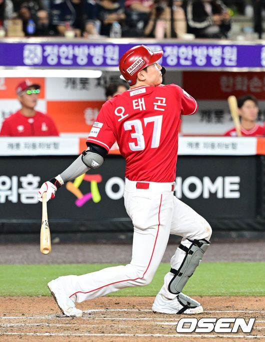 [OSEN=대전, 지형준 기자] 29일 대전 한화생명 볼파크에서 2026 신한 SOL KBO리그 한화 이글스와 SSG 랜더스의 경기가 열렸다.한화는 화이트, SSG은 최원준을 선발로 내세웠다.7회초 2사 3루에서 SSG 오태곤이 좌중월 투런포를 날리고 있다. 2026.05.29/ jpnews@osen.co.kr