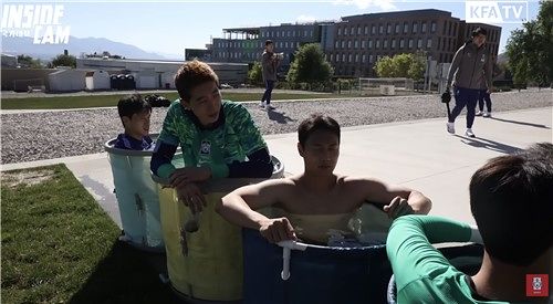 온탕 들어간 대표팀 선수들. 사진 대한축구협회 인사이드캠 