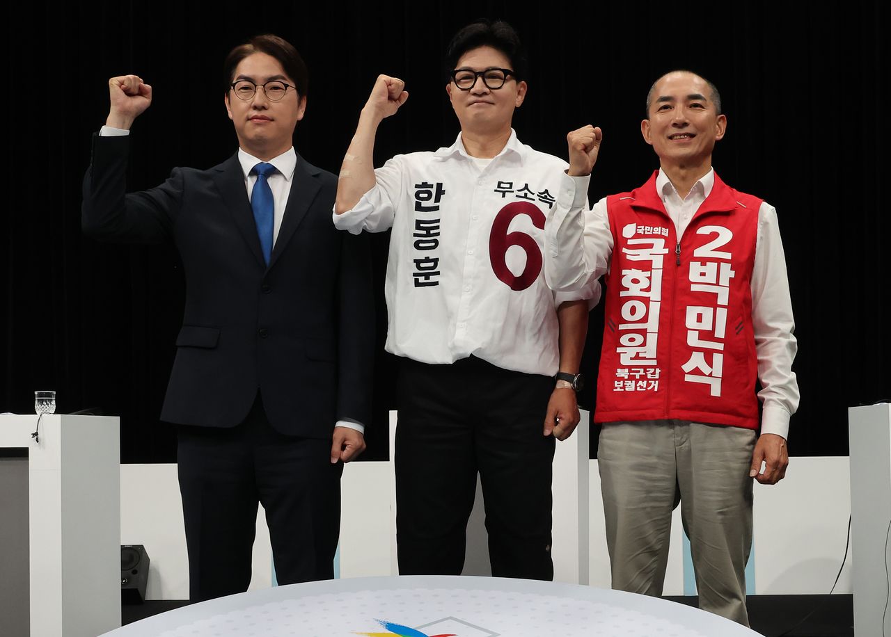 부산 북갑 국회의원 보궐선거에 출마한 민주당 하정우 후보, 무소속 한동훈 후보, 국민의힘 박민식 후보(왼쪽부터)가 28일 부산 동구 부산MBC에서 열린 방송토론회에 앞서 사진 포즈를 취하고 있다. 송봉근 객원기자 