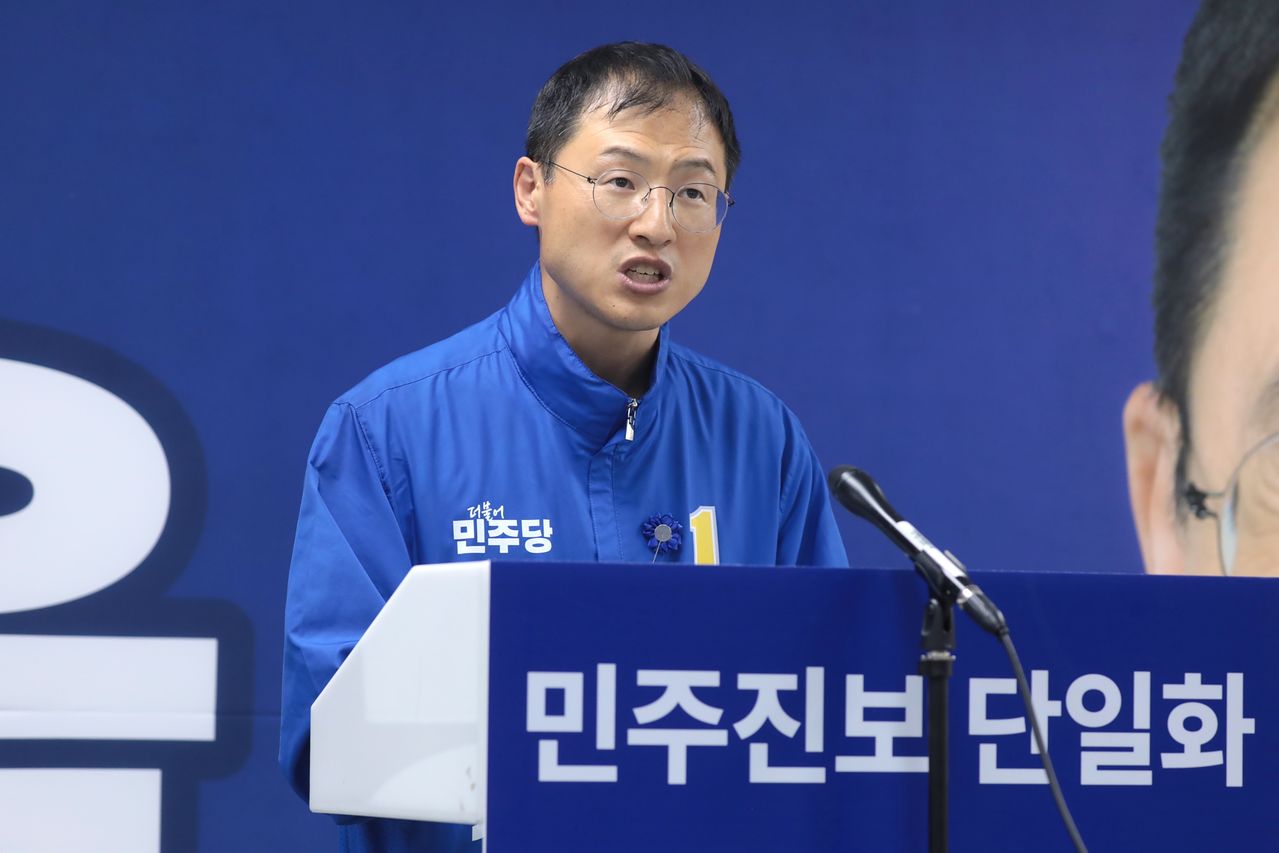 김상욱 더불어민주당 울산시장 후보가 지난 27일 울산 남구 소재 자신의 선거사무소에서 기자회견을 열고 단일화 재경선과 관련한 입장을 밝히고 있다. 뉴스1