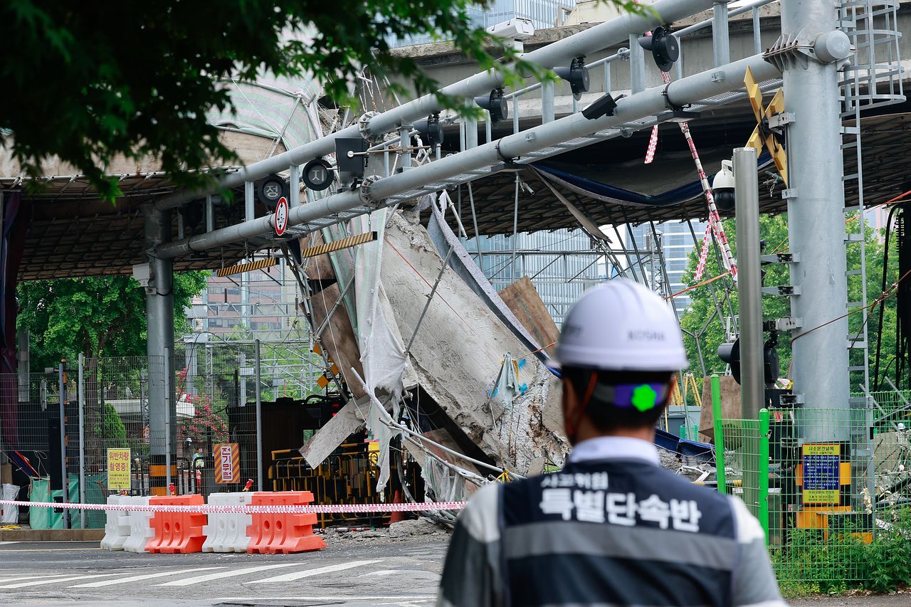 서울 서대문구 서소문 고가차도 붕괴 사고 사흘째인 28일 사고 현장에 사고위험특별단속반이 들어가고 있다. 뉴스1