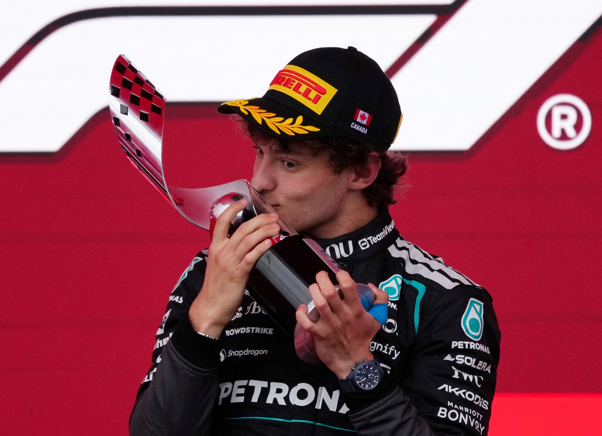 하이브리드 머신을 도입한 올 시즌 F1은 19세 천재 드라이버 안드레아 키미 안토넬리(메르세데스)를 새로운 황제로 탄생시켰다. 캐나다 GP 우승으로 4연승 행진을 이어간 안토넬리가 장난기 가득한 표정으로 우승 트로피에 입 맞추고 있다. 로이터=연합뉴스