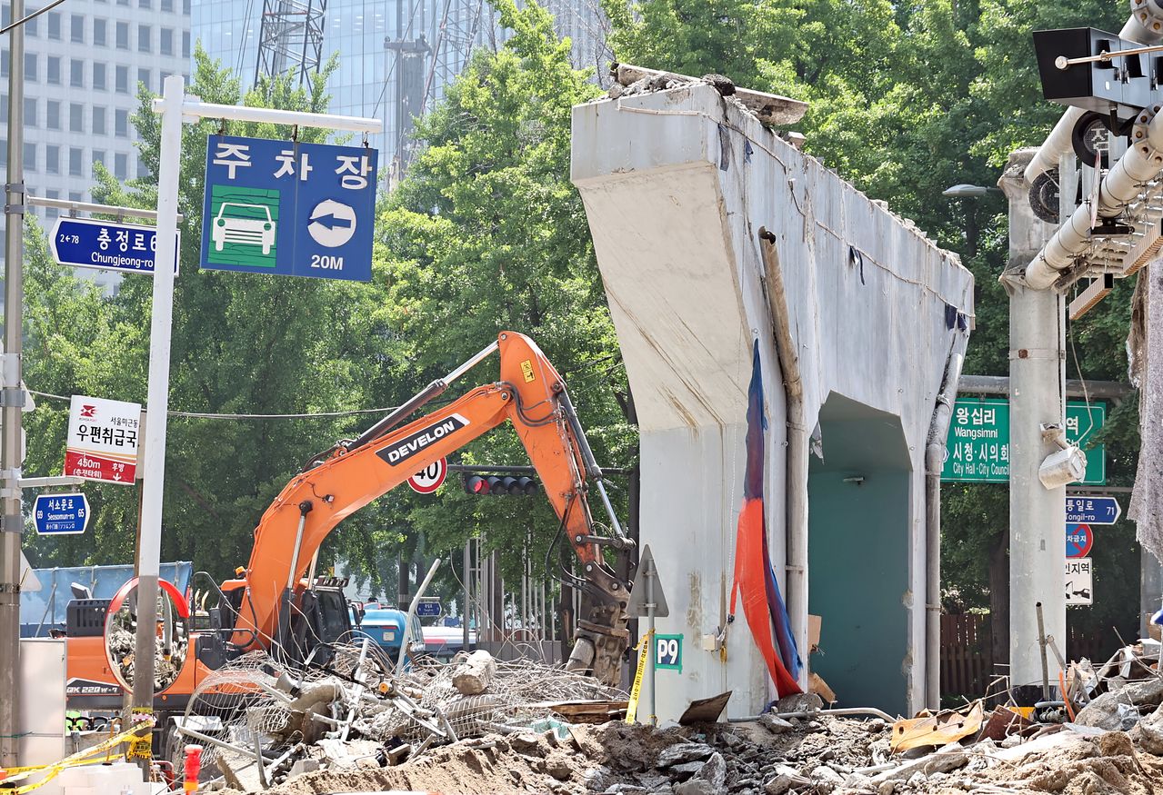 29일 서울 서대문구 미근동에서 서소문 고가차도 철거 공사가 진행되고 있다. 서울시의 예상대로 공사가 진행되면 작업은 오는 30일 오전 5시까지 마무리될 예정이다. 연합뉴스