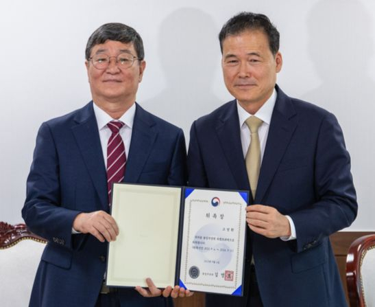 고영환 전 통일부 국립통일교육원장(왼쪽)은 7억8200만원 상당의 삼성전자 주식을 보유하고 있다. [연합뉴스]