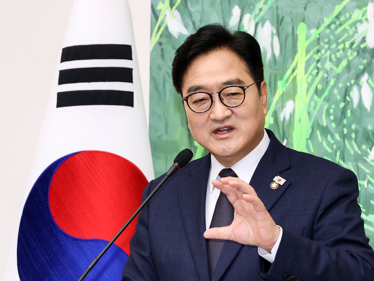 우원식 국회의장이 제22대 국회 전반기 의장 임기 종료를 하루 앞둔 28일 국회에서 열린 퇴임 기자회견에서 소회를 밝히고 있다. 연합뉴스
