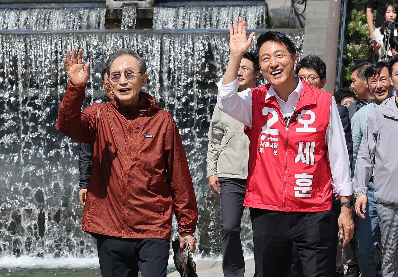 오세훈 국민의힘 서울시장 후보가 지난 15일 서울 청계천에서 만난 이명박 전 대통령과 시민들에게 인사하고 있다. 뉴스1