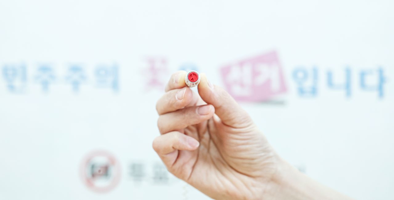 28일 인천국제공항 제2터미널 출국장에 설치된 제9회 전국동시지방선거 사전투표소에서 선관위 관계자가 투표도장을 들어보이고 있다. 김경록 기자