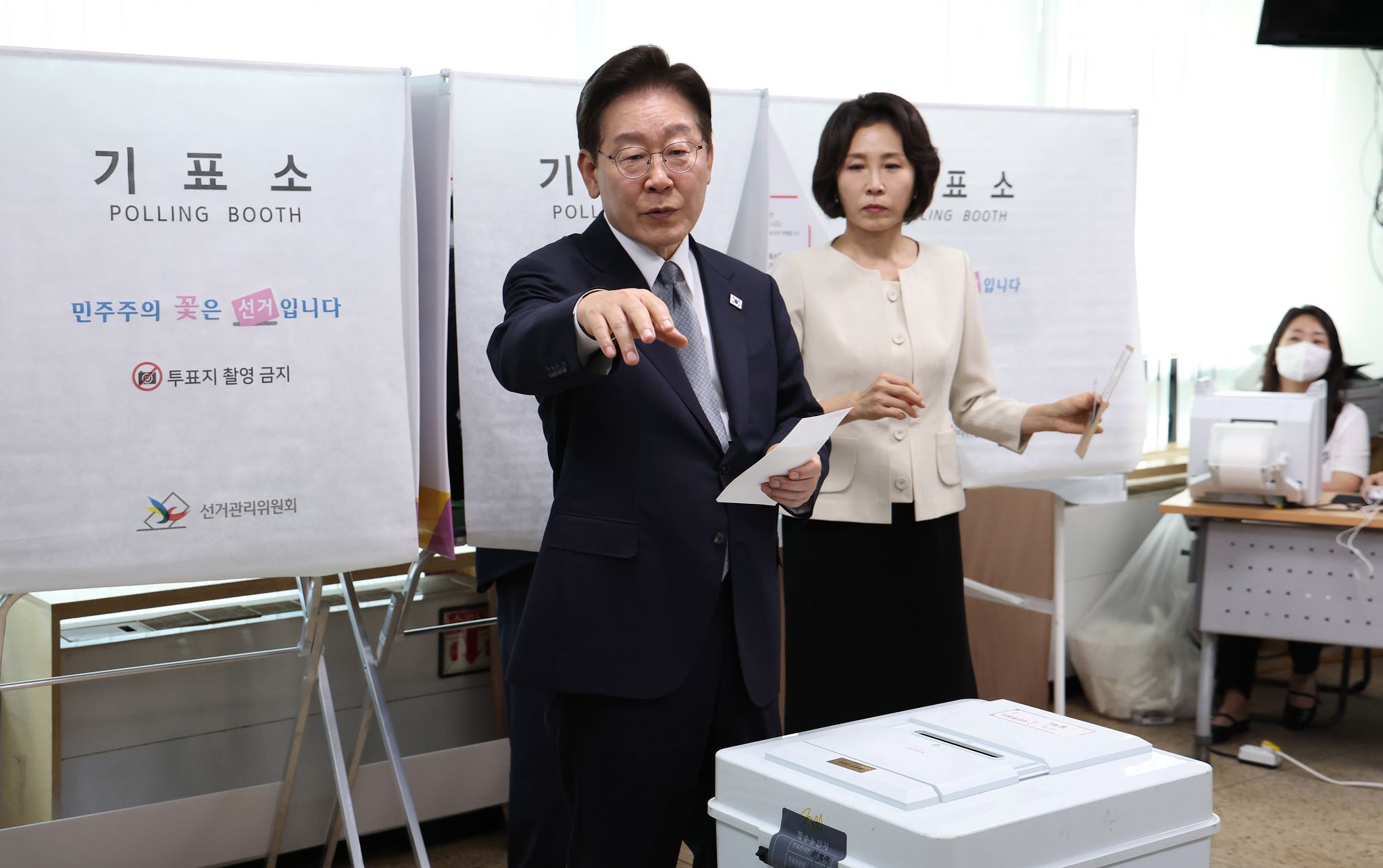 이재명 대통령이 제9회 전국동시지방선거 사전투표 첫 날인 29일 오전 서울 종로구 삼청동주민센터를 찾아 투표 과정에서 투표 도장 문의를 하고 있다. 청와대사진기자단